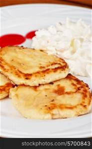 Cheese pancakes with sour cream and berry jam