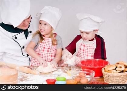 Chef teaches children to knead the dough