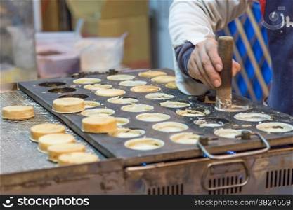 Chelun bing cartwheel pies being prepared by a night market vendor