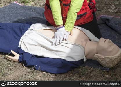 Chest massage performed on CPR dummy