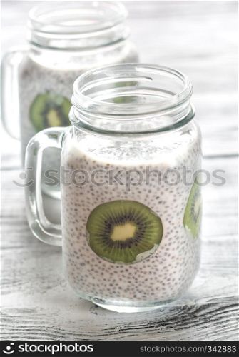 Chia seed puddings with kiwifruit slices