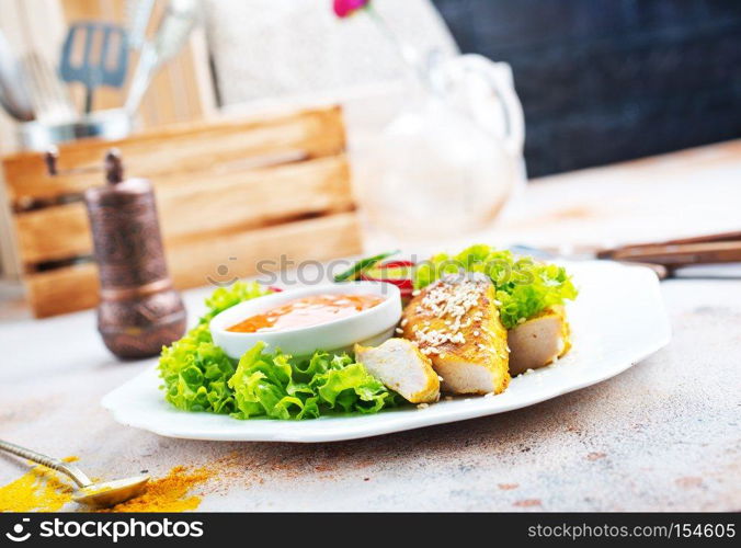 chicken nuggets with salad and sweet chilli sauce