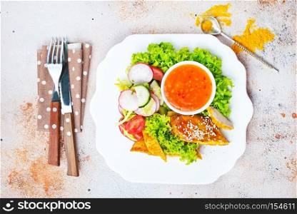 chicken nuggets with salad and sweet chilli sauce