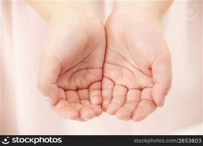 Child&acute;s hand