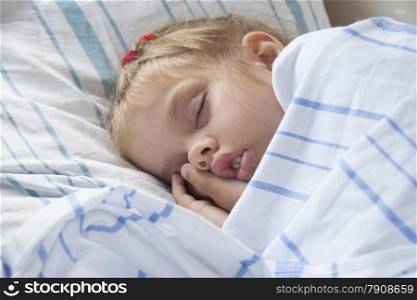 child of four years old sleeps in a parlor car trains
