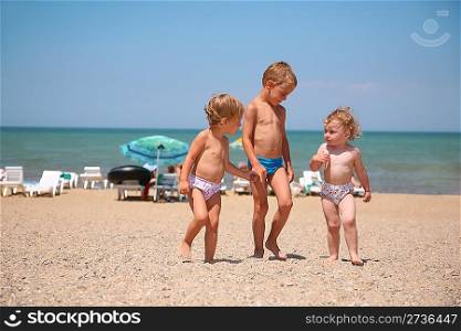 children on the shore of the sea