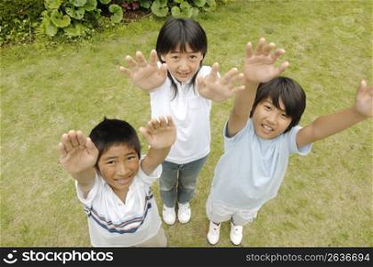 Children who raise both hands