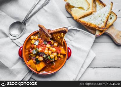 Chili with grilled bread