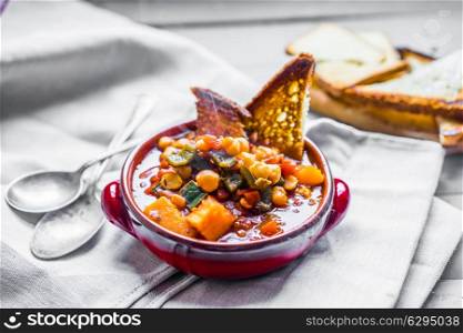Chili with grilled bread