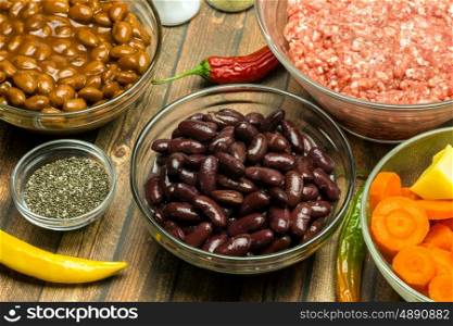 Chili-Zutaten-11. Ingredients for Chili con carne with chia seeds and chillies
