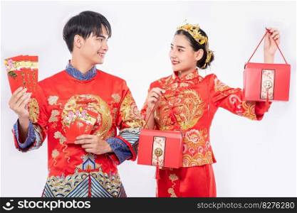 Chinese new year, gift money and red bag is often to get - get to men and women wear cheongsam on traditional day