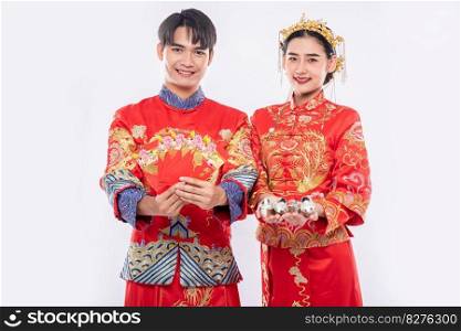 Chinese new year, men and women wear Cheongsam smile to get - give the gift money and cash to relative