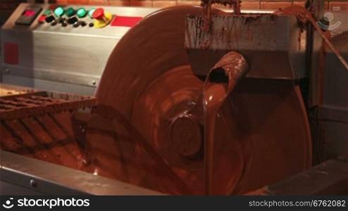 Chocolate making equipment with flowing cocoa
