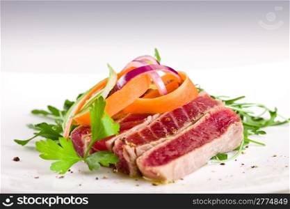 chopped tuna over fresh green aragula with carrots and onions
