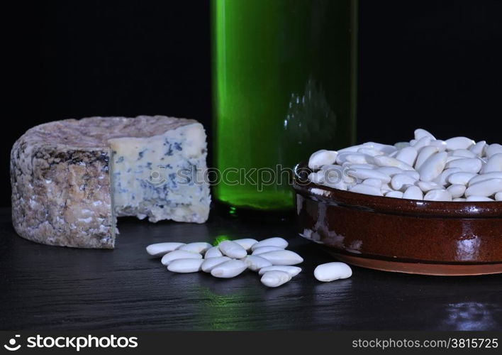 Cider bottle with Cabrales cheese and beans.&#xA;