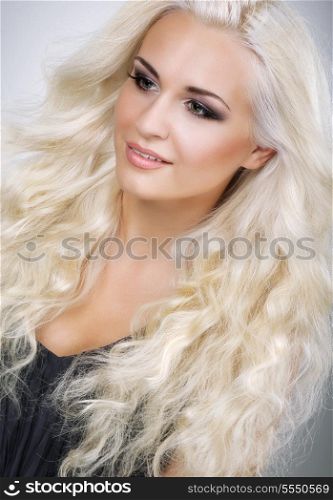Classy Glamorous Blonde with Waved and Frizzy Hair