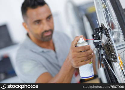cleaning and oiling a bicycle chain and gear with oil