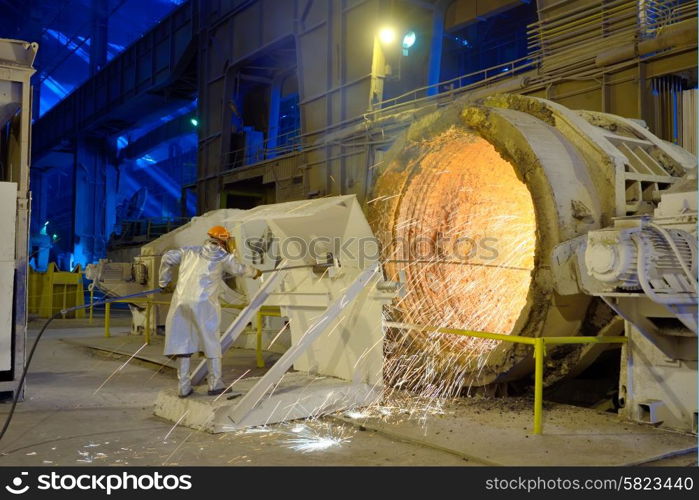 cleaning melting ladle inside of steel plant