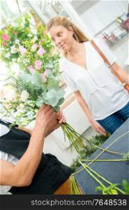 Client buying a bunch of flowers