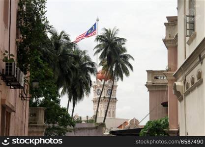 Clock tower and palm tree in the center of Kuala Lumpur, Malaisya