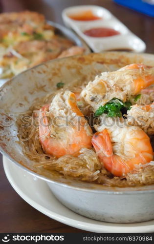 close up baked prawn with vermicelli, vegetable and pepper sauce