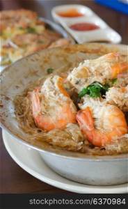 close up baked prawn with vermicelli, vegetable and pepper sauce