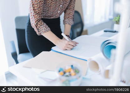 close up businesswoman writing adhesive note office. High resolution photo. close up businesswoman writing adhesive note office. High quality photo