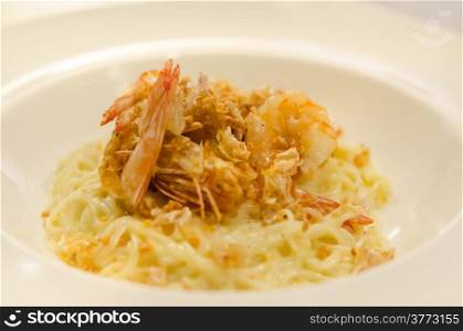 close up fried shrimp with spaghetti carbonara in bowl. Spaghetti