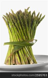 Close-up of a bundle of asparagus in a plate