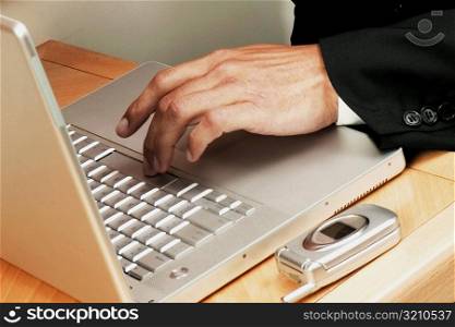 Close-up of a businessman&acute;s hand using a laptop
