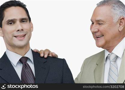 Close-up of a businessman putting his hand on another businessman&acute;s shoulders