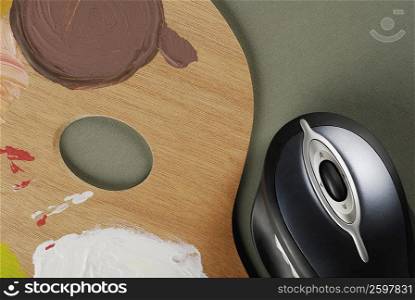 Close-up of a computer mouse and a paint tray