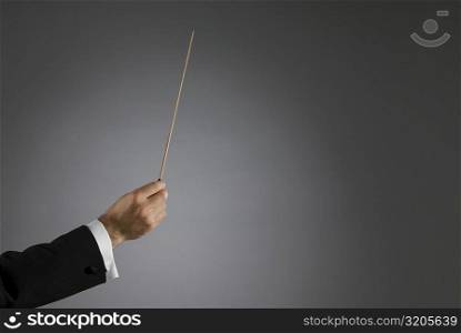 Close-up of a conductor&acute;s hand holding a conductor&acute;s baton