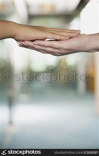 Close-up of a couple&acute;s hands giving high-five
