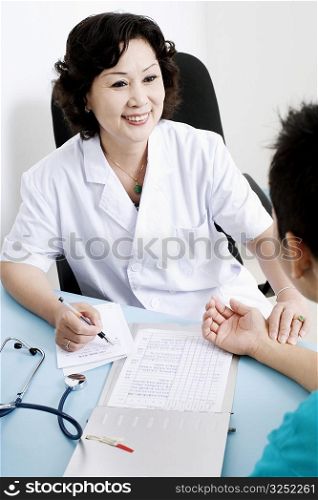 Close-up of a female doctor taking a patient&acute;s pulse