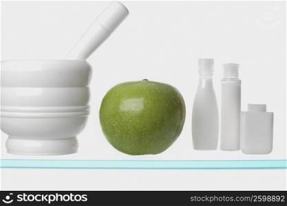 Close-up of a granny smith apple with mortar and pestle