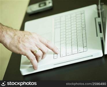 Close-up of a man&acute;s finger on a laptop