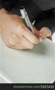 Close-up of a man&acute;s hand holding a pen