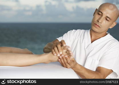 Close-up of a massage therapist massaging a person&acute;s foot