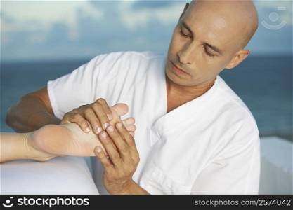 Close-up of a massage therapist massaging a woman&acute;s leg