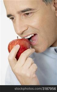 Close-up of a mid adult man eating an apple