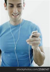Close-up of a mid adult man listening to an MP3 player
