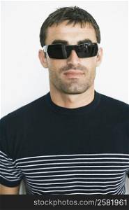 Close-up of a mid adult man wearing sunglasses
