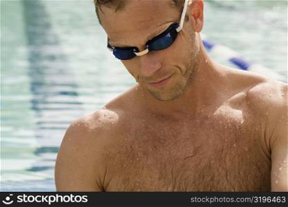Close-up of a mid adult man wearing swimming goggles