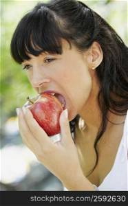 Close-up of a mid adult woman eating an apple