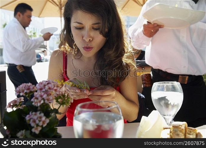 Close-up of a mid adult woman sitting in a restaurant