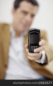 Close-up of a mobile phone in a mid adult man&acute;s hand