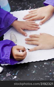 Close-up of a person&acute;s hand applying nail polish