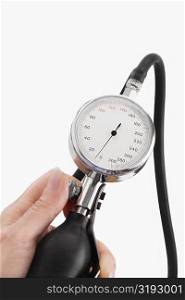 Close-up of a person&acute;s hand holding a blood pressure gauge