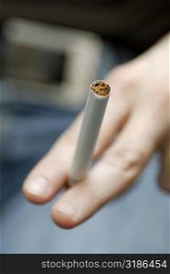 Close-up of a person&acute;s hand holding a cigarette